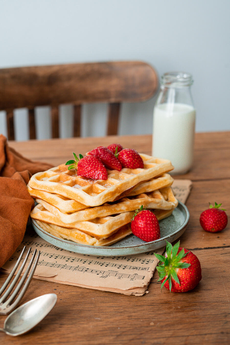 création de recettes gourmandes en val de loire et paris assiettes de gaufres avec fraises et bouteille de lait