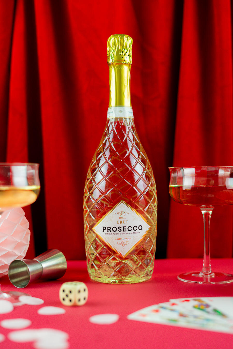 photographie culinaire d'une bouteille de prosecco bouteille de prosecco sur une table de casino