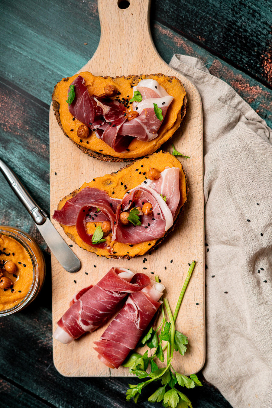 création de recette photographe et vidéaste culinaire planches de tartines au houmous et jambon fumé avec graines de sesame noires