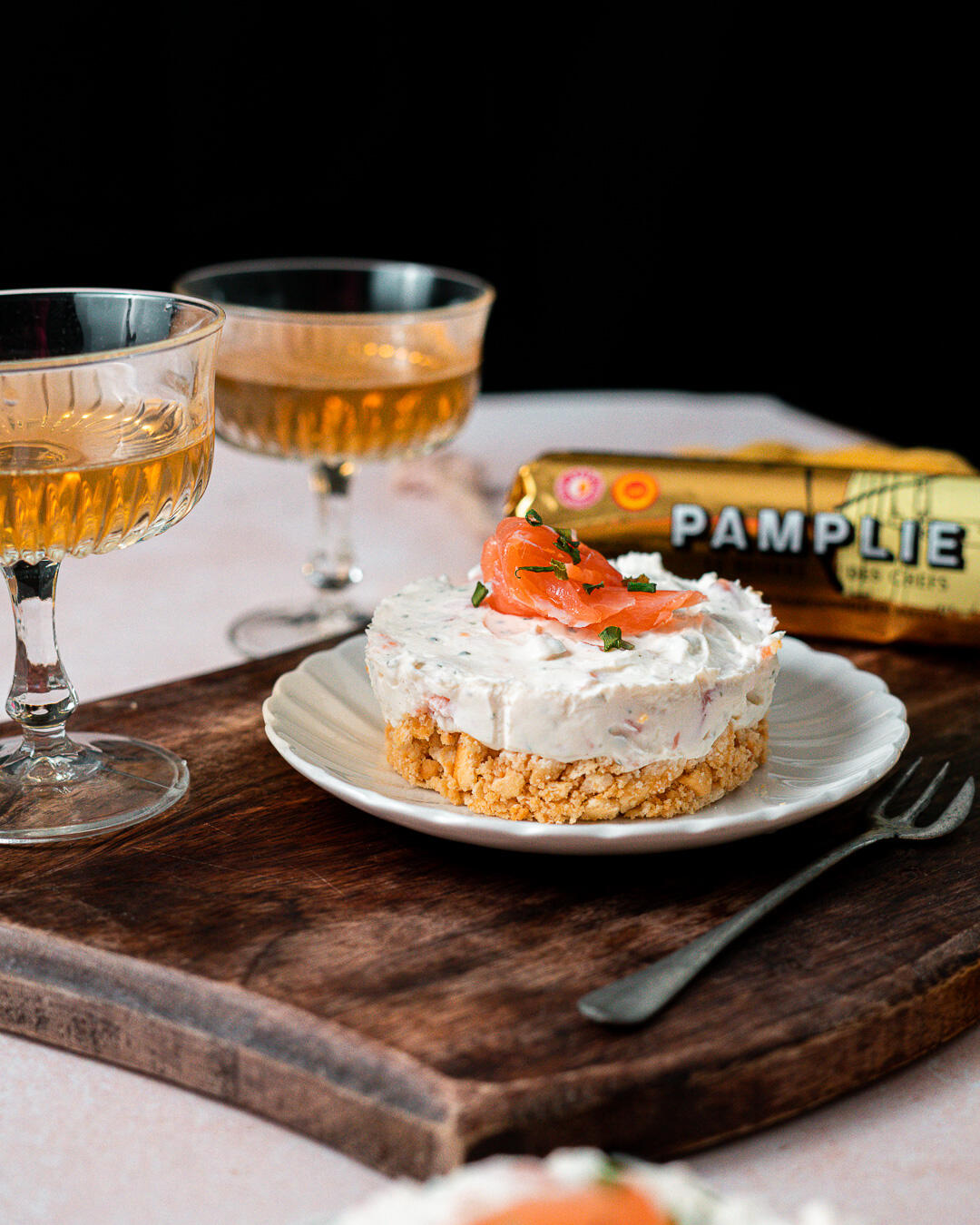création de recette photographe et vidéaste culinaire cheesecake salé au saumon et beurre pamplie et coupes de champagnes